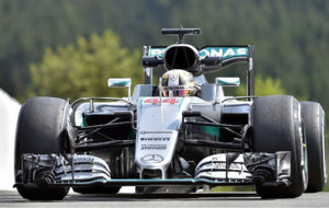 Hamilton pilota su Mercedes en Spa-Francorchamps.