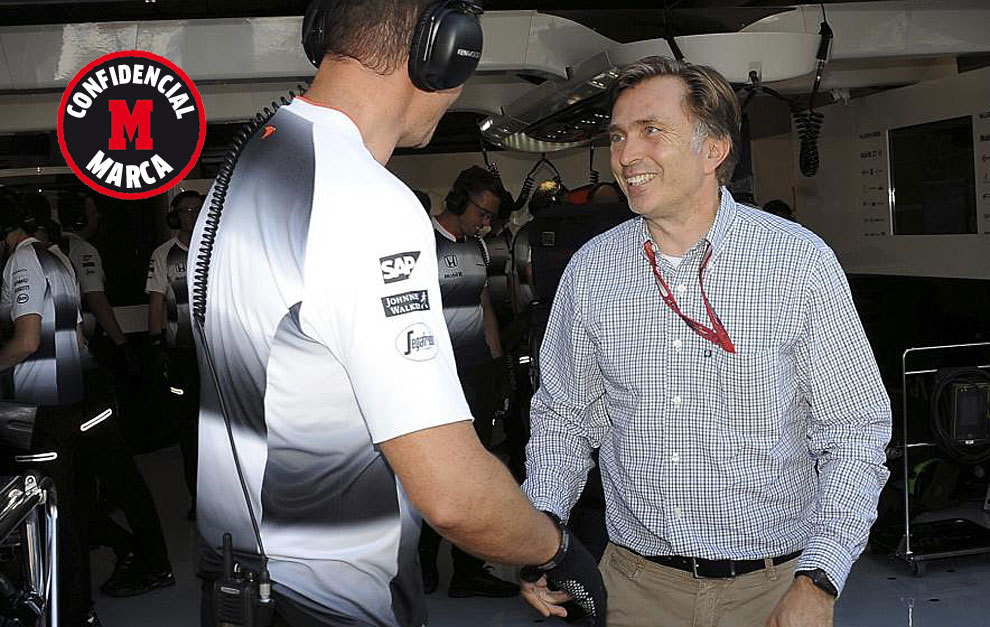 Jost Capito saluda a un integrante del equipo McLaren en el Circuito...