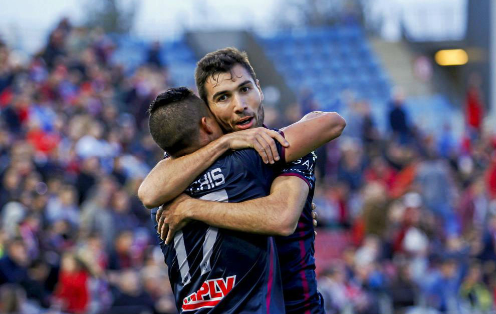 Morillas celebra un gol con Machis en un partido del ao pasado.