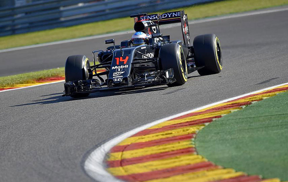Alonso pilota su McLaren en el Circuito de Spa-Francorchamps.
