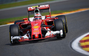 Kimi Raikkonen pilota su Ferrari en Spa-Francorchamps.