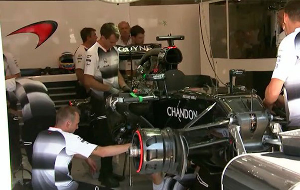 Mecnicos de McLaren montando el sptimo motor a Fernando