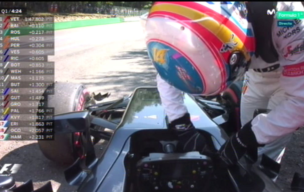 Alonso bajndose del coche en la calificacin despus de su...