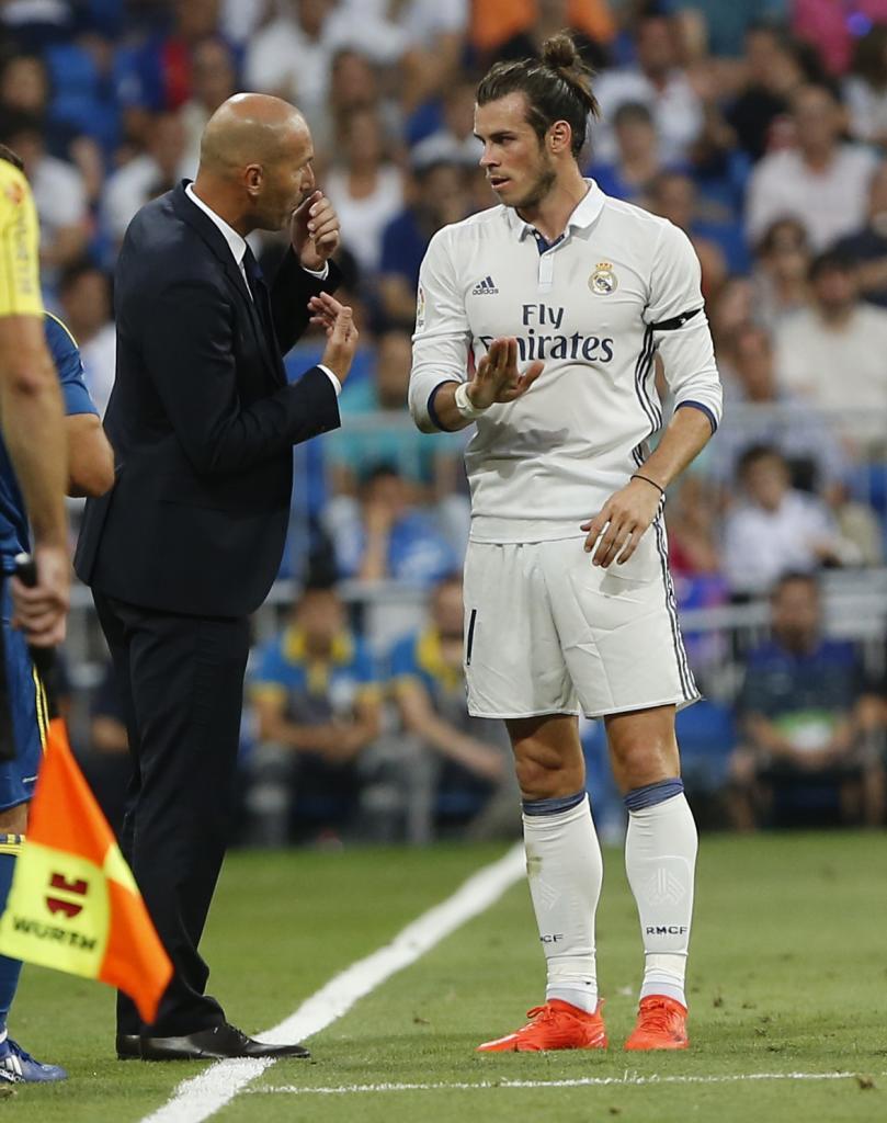 Zidane dando instrucciones a Bale durante el encuentro.