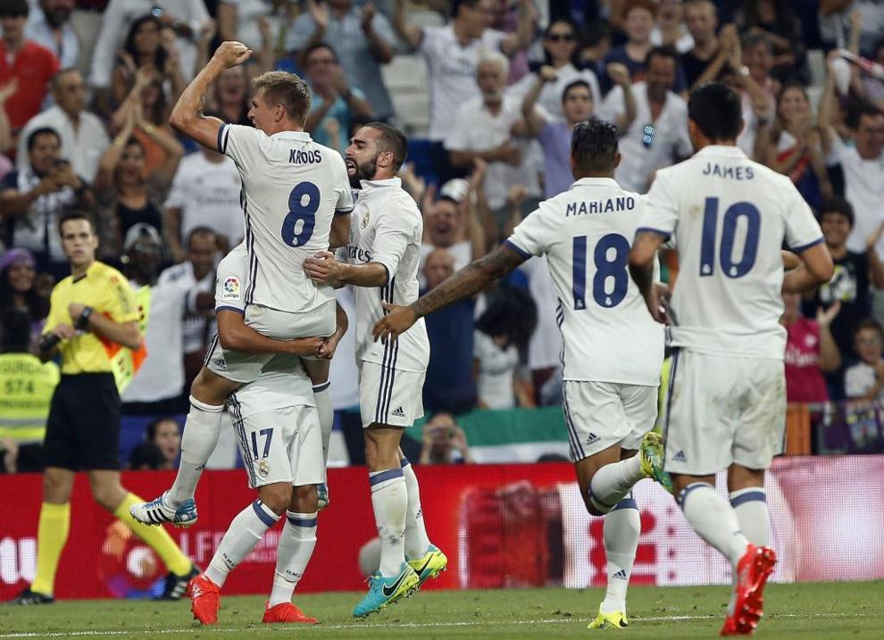 Los jugadores del Real Madrid celebrando el gol de Kroos