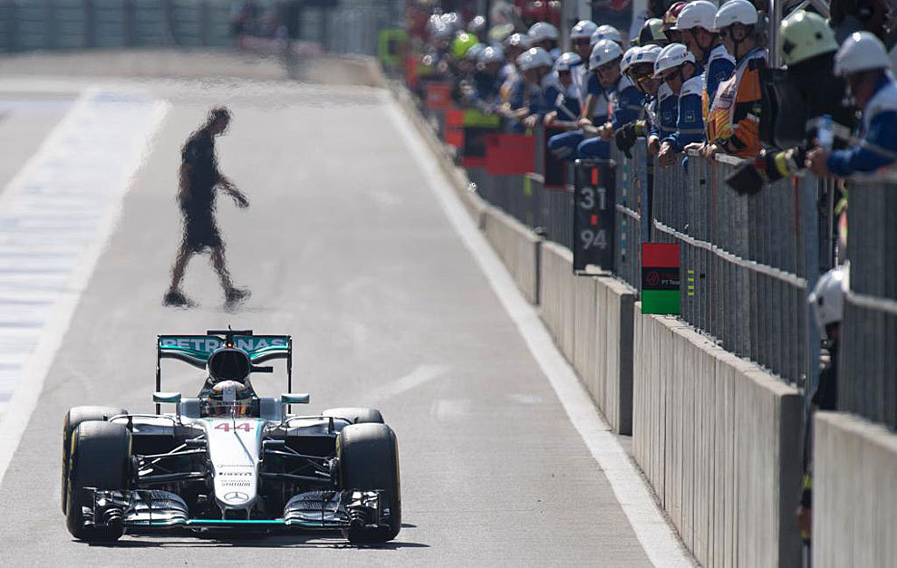 Lewis Hamilton pilota su Mercedes en Spa.