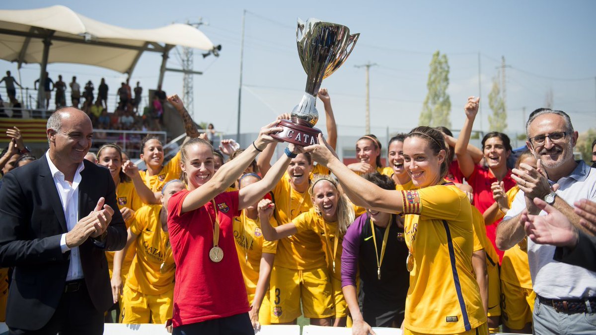 Leire Landa y Marta Unzu levantan la Copa de campeonas.