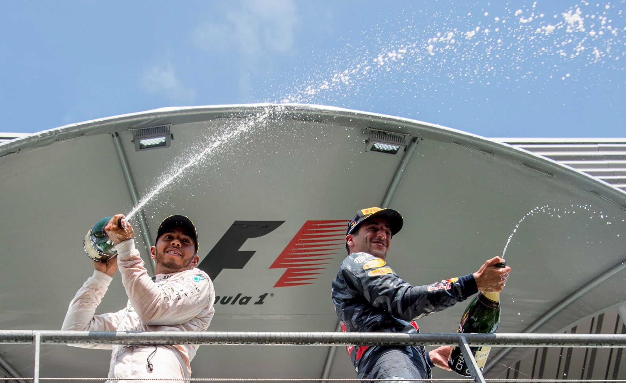 Hamiton y Ricciardo, en el podio de Spa