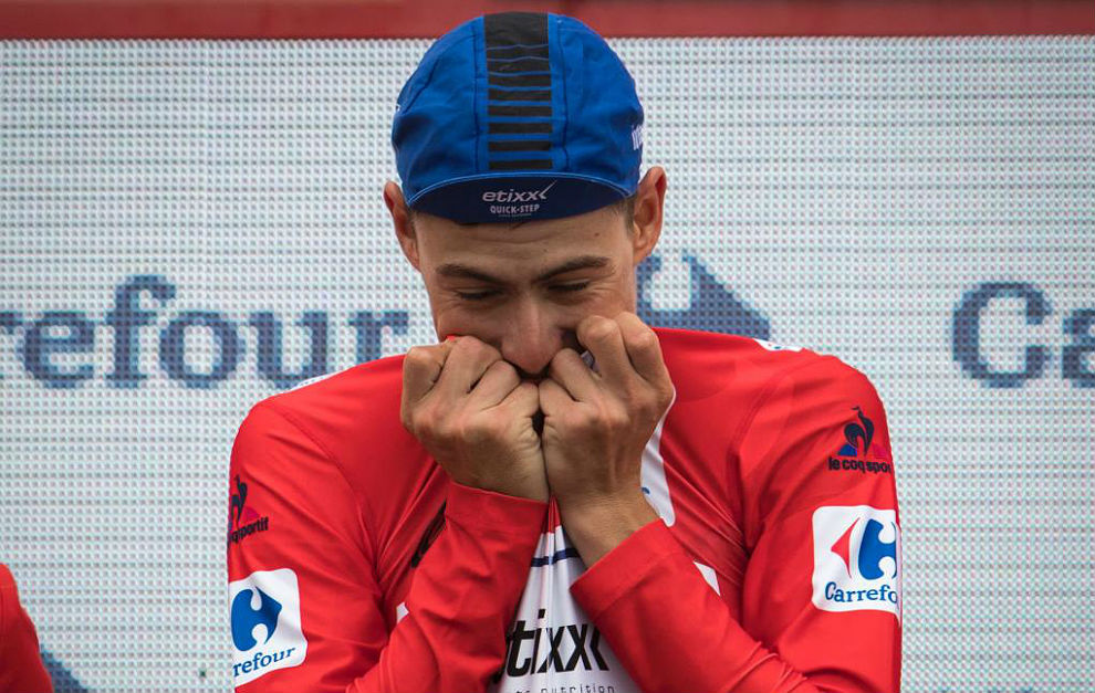 David de la Cruz besa &apos;La Roja&apos; en el podio del Naranco.