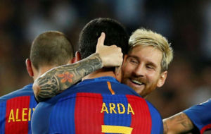 Leo Messi felicita a Arda Turan durante un encuentro
