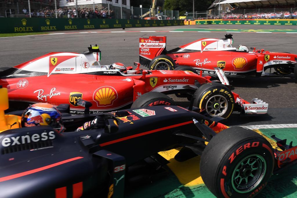Verstappen, Raikkonen y Vettel intentan progresar por el interior de...