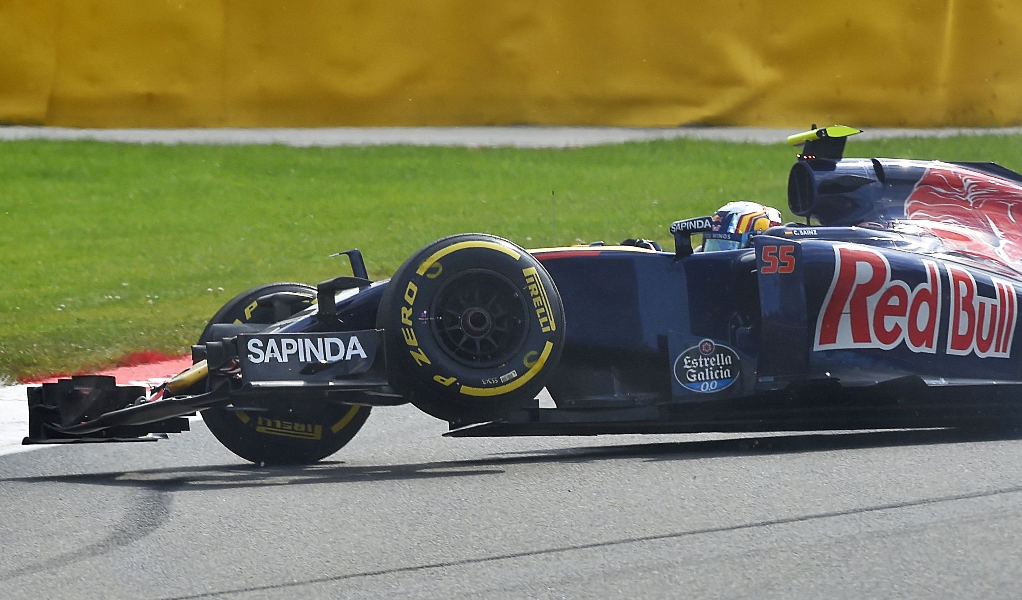 El coche de Carlos Sainz, despus de pinchar en Spa