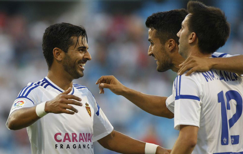 ngel celebra uno de sus goles con Casado y Lanzarote.