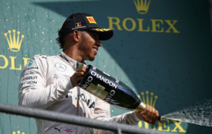 Lewis, en el podio de Spa