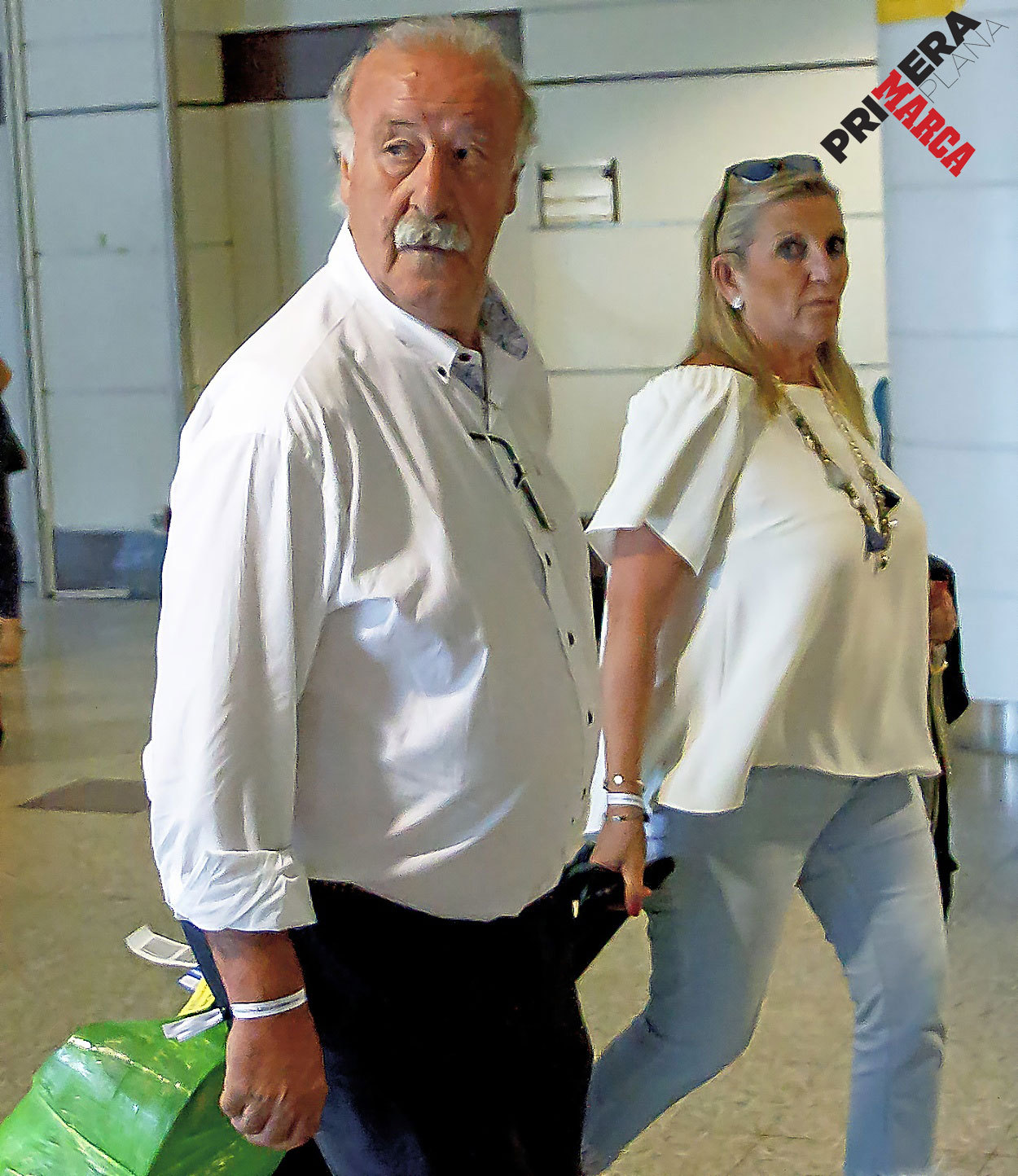 Vicente del Bosque, en el aeropuerto junto a Trini, su esposa