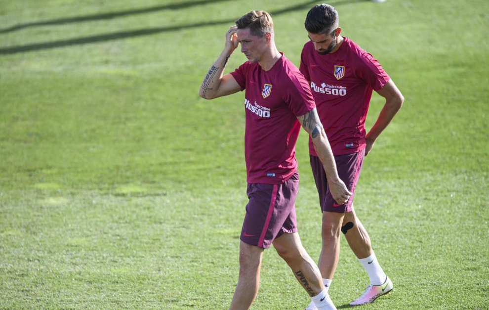 Fernando Torres (32) y Carrasco (22), durante el entrenamiento de...