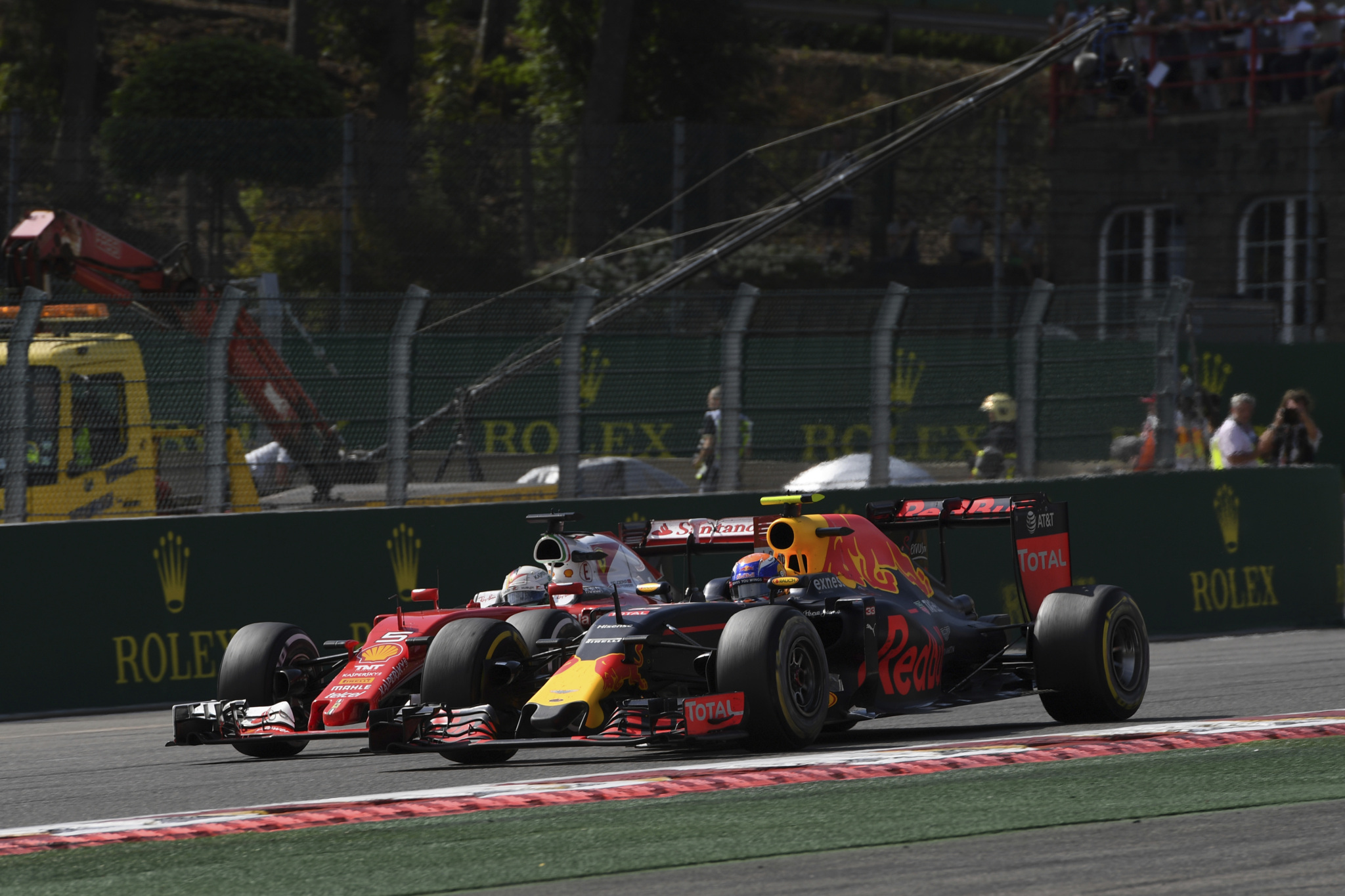 Vettel y Verstappen, luchando en la pista de Spa