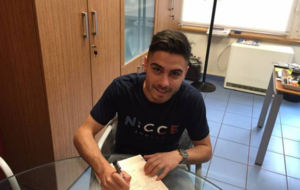 Naumoff firmando su contrato con el C.D. Numancia