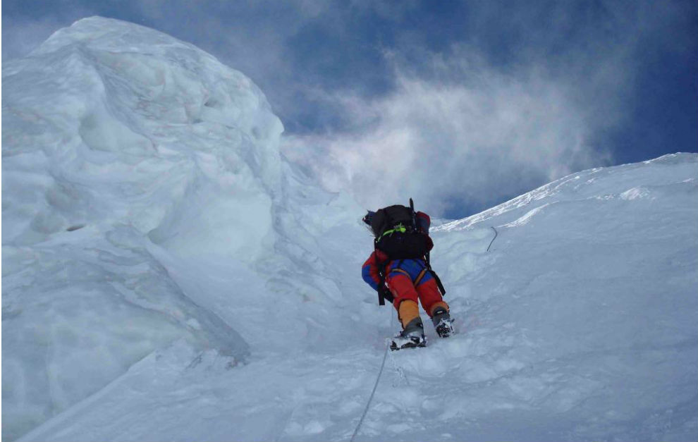 Alpinista escalando