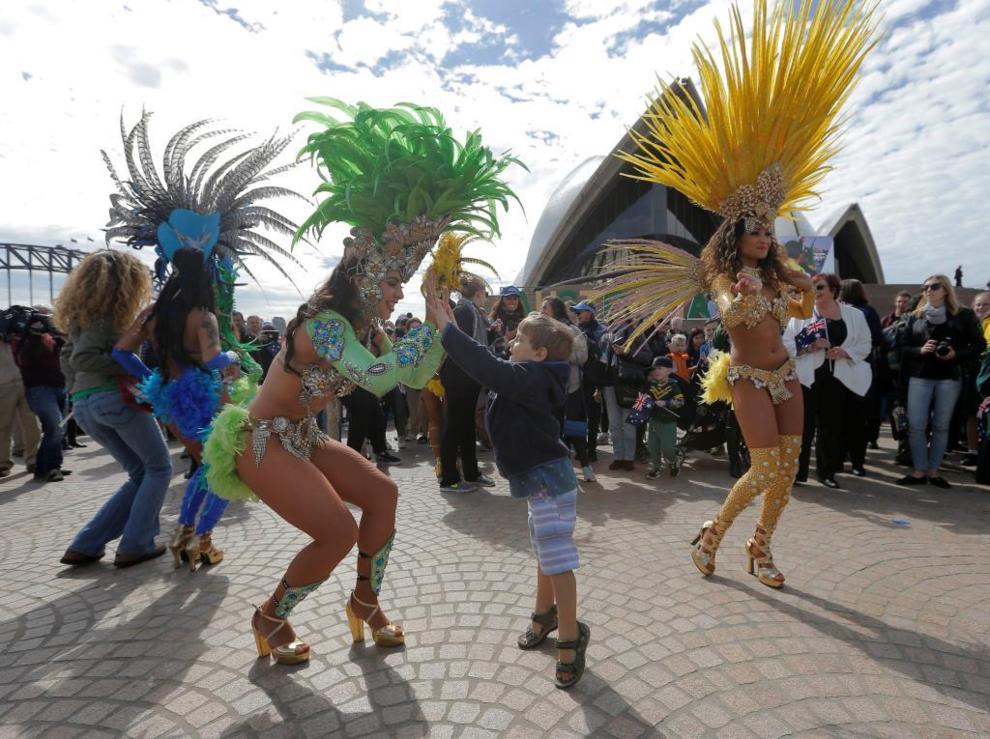 Bailarinas brasileas actan en la llegada de la delegacin...