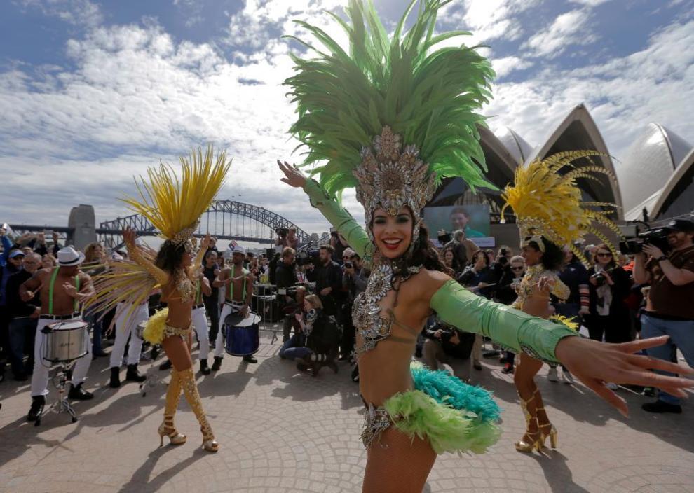 Bailarinas brasileas actan en la llegada de la delegacin...