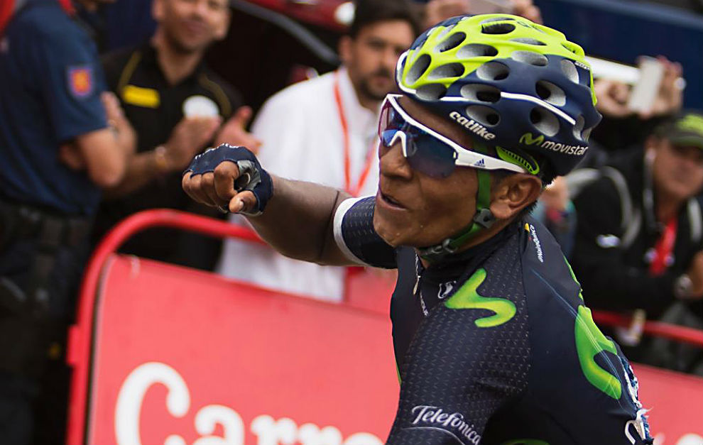 Nairo Quintana celebra su triunfo sobre la bicicleta.