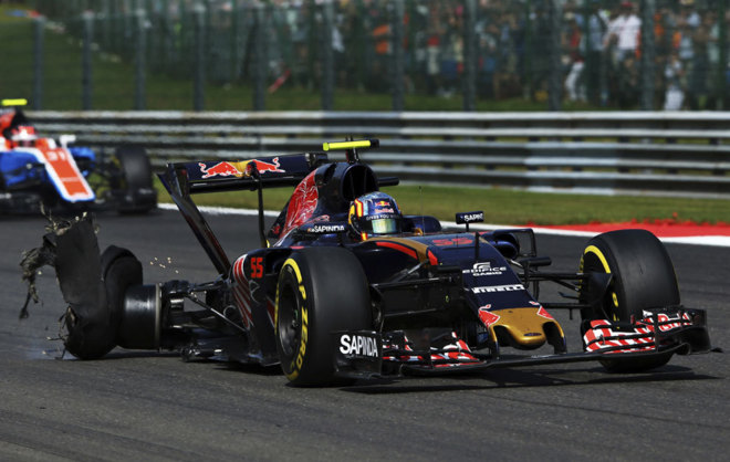 El Toro Rosso de Sainz, despus de pinchar en Spa