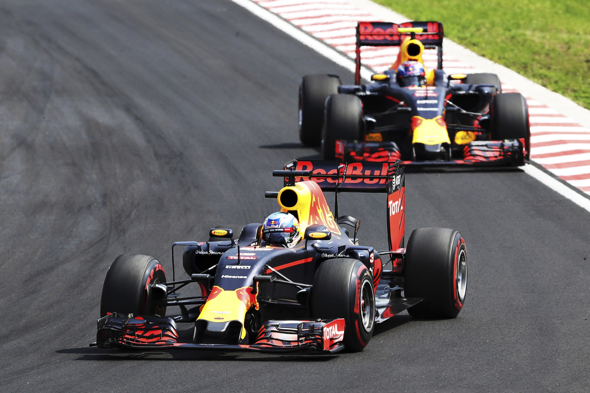 Ricciardo y Verstappen durante el GP de Hungra