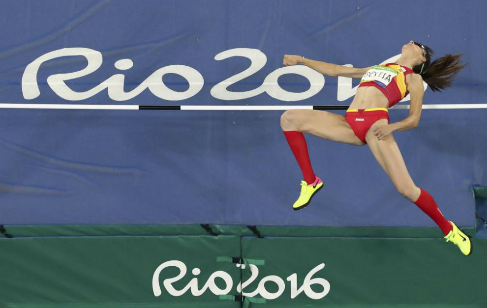 Ruth Beitia salta durante la final olmpica.