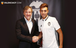 Munir (20) junto al director deportivo del Valencia, Suso Pitarch...