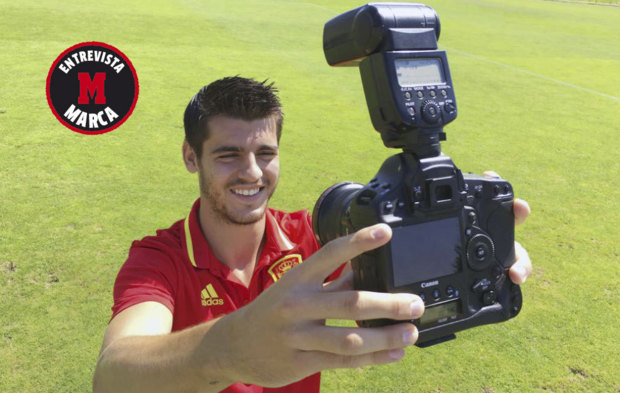 Morata se hace un &apos;selfie&apos; con la cmara de MARCA