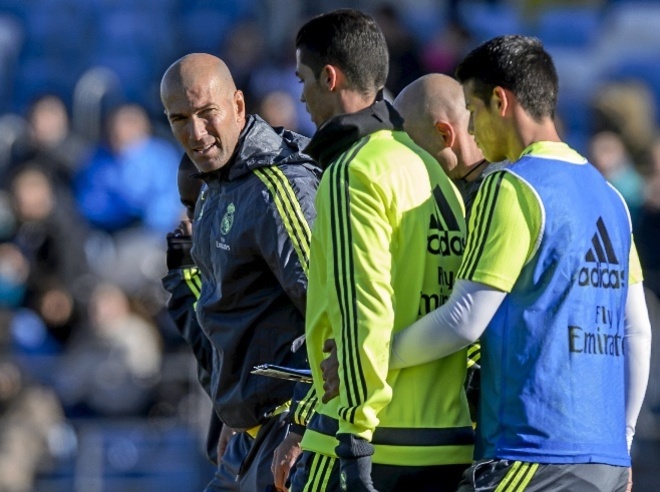 Zidane charla con Cristiano Ronaldo y James