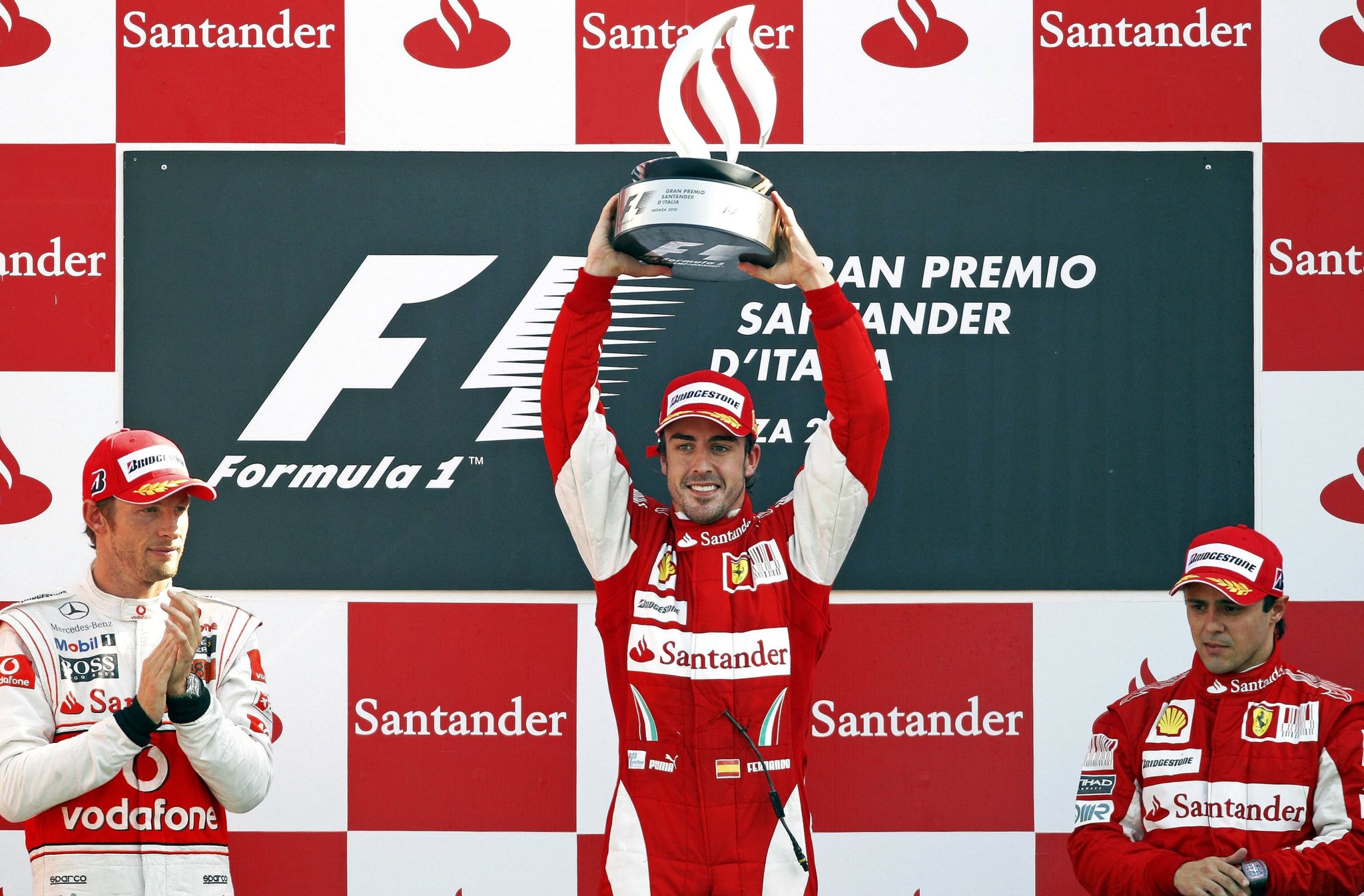 Alonso, ganador en 2010, junto a Button y Massa