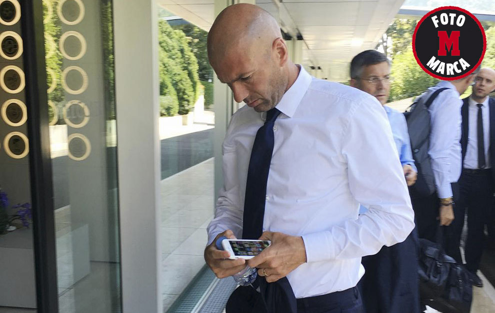 Zidane, a su llegada a la reunin de entrenadores en Nyon