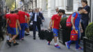 Lopetegui y sus jugadores, a su llegada al hotel en Bruselas