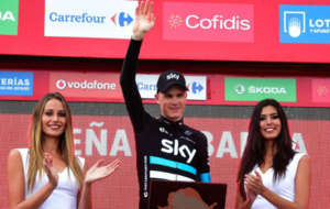 Chris Froome celebrando en el podio la victoria de la 11 etapa.
