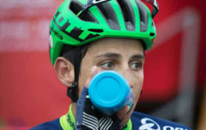 Esteban Chaves, bebiendo al terminar la etapa.