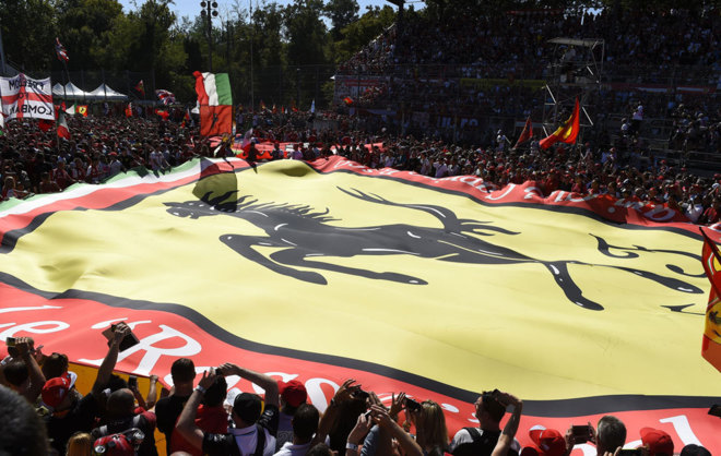 Bandera de Ferrari en Monza, completamente lleno de aficionados