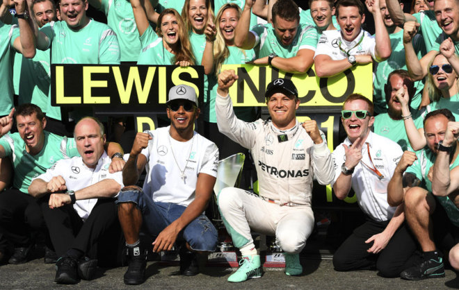 El equipo Mercedes, celebra el resultado obtenido en Spa