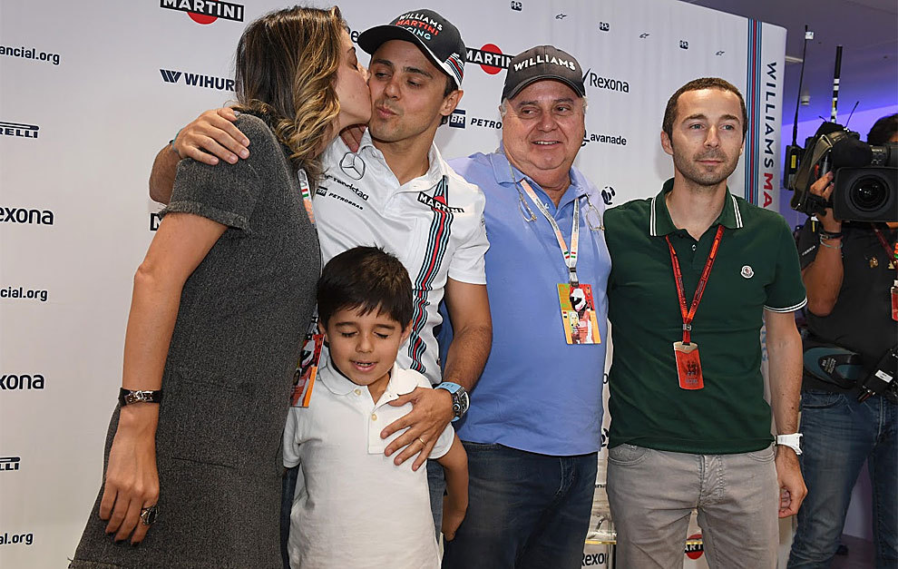 Felipe Massa, junto a su familia despus de anunciar que se retira a...