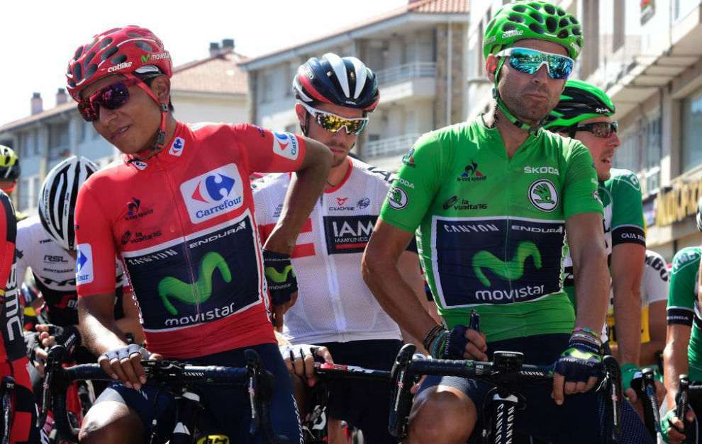 Alejandro Valverde al lado de su compaero Quintana con el mallot...