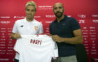 Nasri y Monchi posan con la camiseta del nuevo jugador del Sevilla.