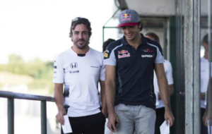 Alonso y Sainz caminan juntos por el paddock de Hungaroring