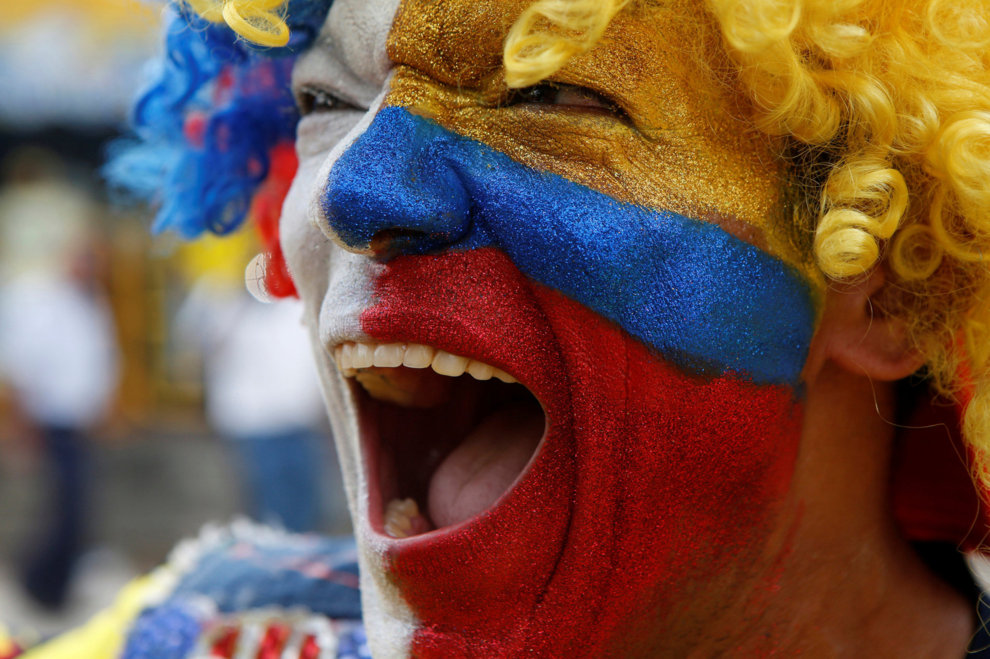 Los hinchas colombianos y venezolanos le dieron color al estadio...