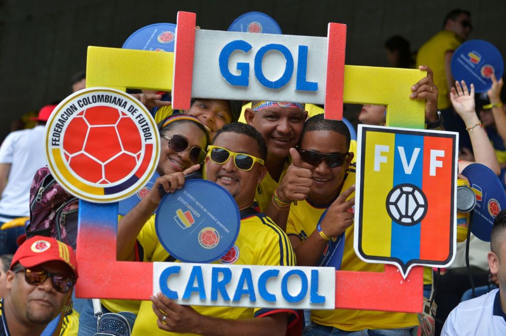 Los hinchas colombianos y venezolanos le dieron color al estadio...