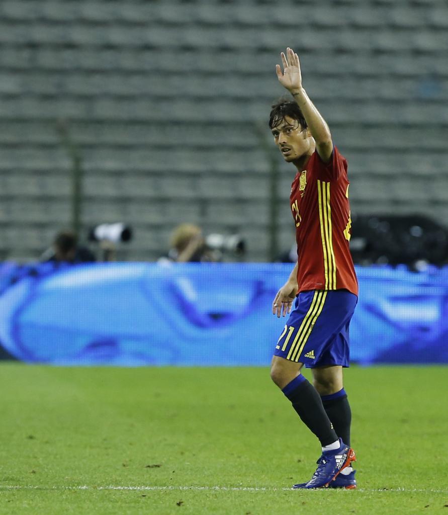 Silva se retira aplaudido por el publico belga