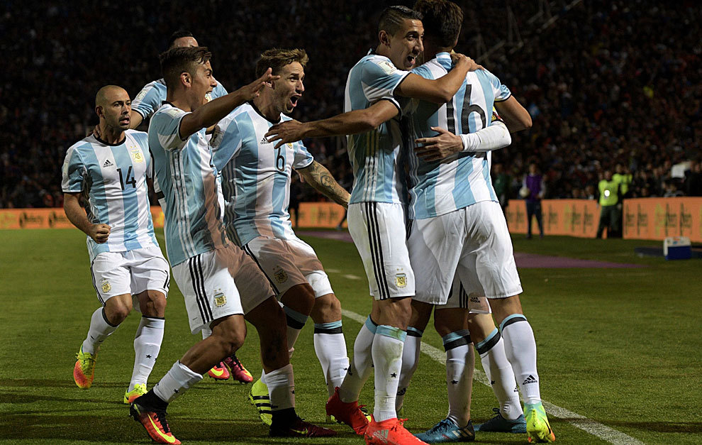 Los argentinos celebran el gol de Messi ante Uruguay.