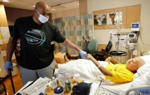 Charles Barkley visitando a Craig Sager en el hospital