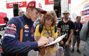 Mrquez firma autgrafos en el ltimo Gran Premio
