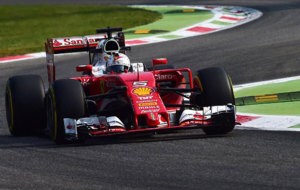 Vettel pilota su Ferrari en Monza.